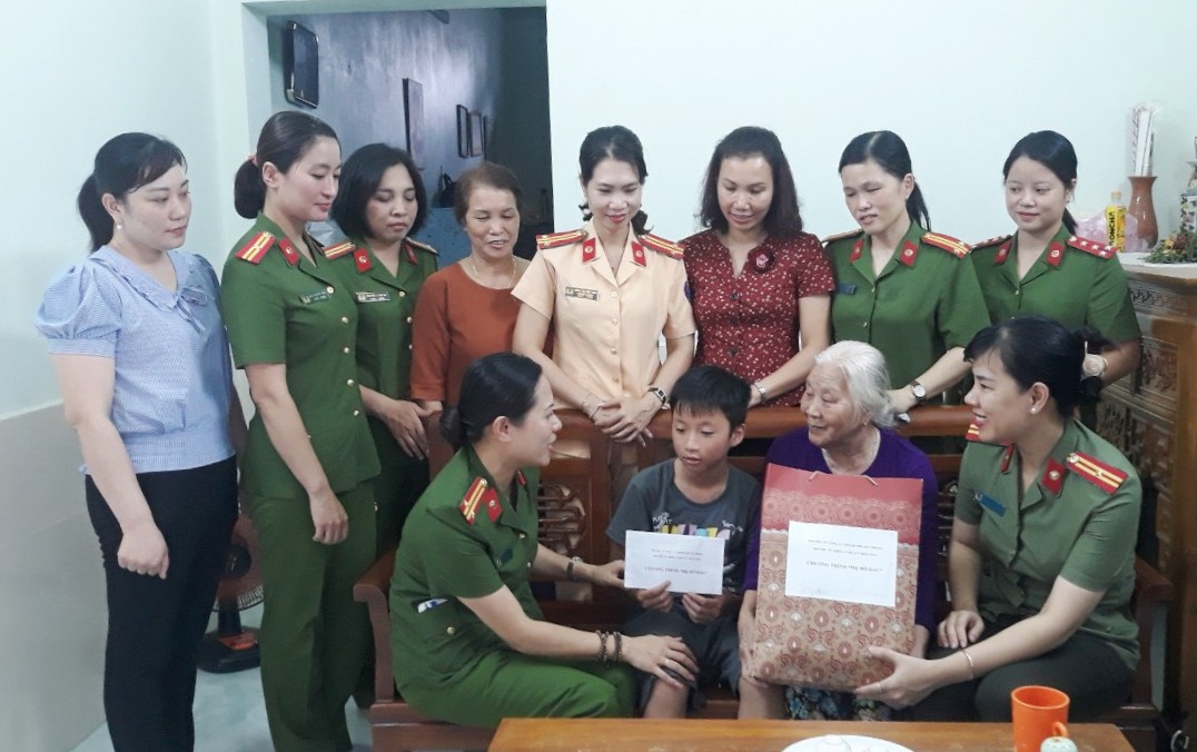 Hội phụ nữ khối Cảnh sát nhân dân, Hội phụ nữ Phòng CSHS: Thực hiện Chương trình “Mẹ đỡ đầu” giúp đỡ 02 cháu bé hoàn cảnh khó khăn